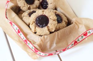 Recette Biscuits de Noël vegan sans gluten à la confiture et l'arachide