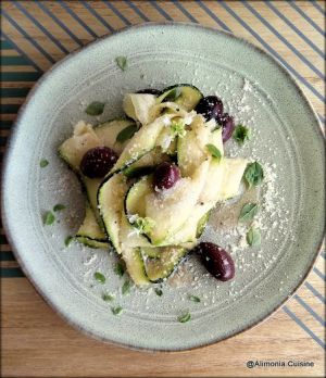Recette Tagliatelles de courgette crue aux olives et citron/ Tallarines de calabacín crudo con olivas y limon