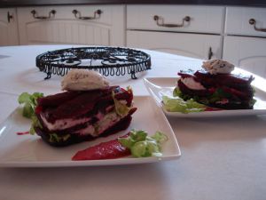 Recette Facile : Millefeuille de betterave et fromage frais aux figues et noix