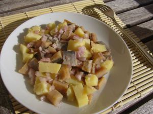 Recette Salade de harengs fumés aux pommes de terre et oignons rouges