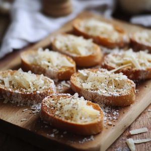 Recette Découvrez notre Recette Infaillible de Crostini aux Fèves et Parmesan – L’Apéritif Parfait qui Éblouira vos Invités!