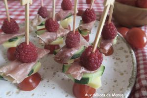 Recette Pics apéritifs de tomate cerise et concombre au jambon cru, comté et framboise