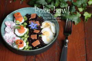 Recette Poké bowl au riz noir, edamame, truite fumée