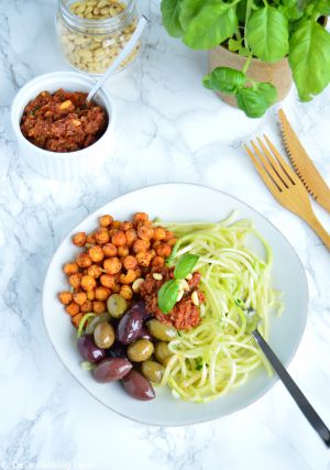 Recette Zoodles à la grecque, pesto de tomates séchées et pois chiches grillés épicés (vegan, sans gluten)