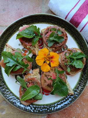 Recette Tartines à la tapenade, tomate et roquette