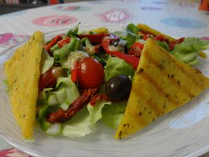 Recette Polenta grillée, salade verte, olives et tomates séchées