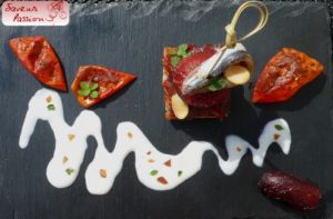 Recette Pintxos : tomate confite et anchois sur condiment tomate-datte, crème de chèvre