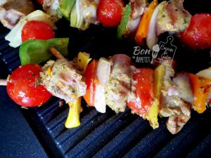 Recette Brochettes de rognons, poivrons, tomates et grenailles au beurre de poivrons