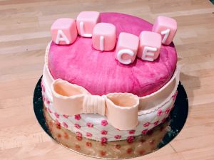 Recette Gâteau cake design décoration nœud et cube en pâte à sucre pour anniversaire