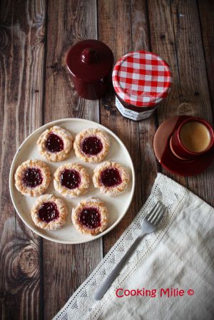 Recette Biscuits moelleux à la noix de coco et confiture de framboise