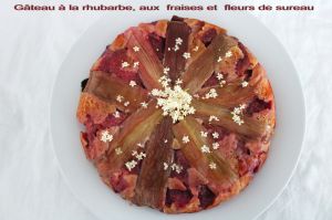 Recette Gâteau renversé à la rhubarbe, aux fraises et fleurs de sureau