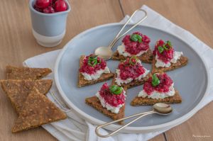 Recette Crackers suédois (ou pain croquant) aux graines ~ Knäckebröd, fromage frais & sauce aux cranberries-échalotes