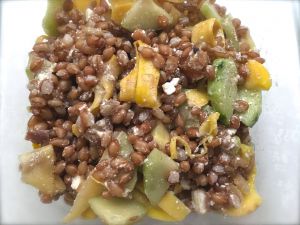 Recette Salade de seigle, tagliatelles de courgettes jaunes, concombres, feta et dattes