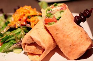 Recette Vegan:  wrap à la salade grecque tomates, concombres, feta.. (Grèce)