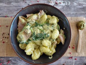 Recette Gnocchis, épinards et jambon cru, à la sauce burrata pesto