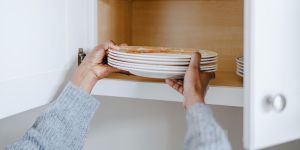 Recette My Aunt Taught Me Not To Store Plates on Cabinet Shelves—Here’s Why