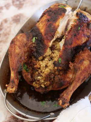 Recette Poulet rôti aux épices farci au couscous et aux raisins secs