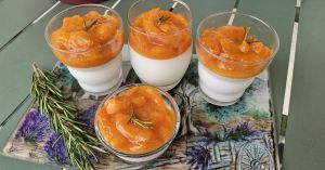 Recette Panna Cotta légère au confit d'abricots et romarin