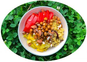 Recette Buddha bowl au quinoa sucré/ salé, pois chiches rôtis & légumes d'été - IG Bas