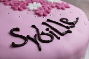 Recette Gâteau d'anniversaire: quatre-quarts et pâte à sucre version pinky-girly :-)