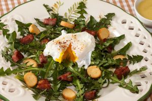 Recette Salade de pissenlits comme une Lyonnaise à la saucisse de Morteau et son œuf poché