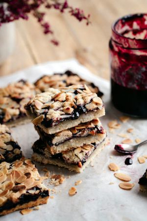 Recette Carrés croustillants à la confiture de mûres et amandes