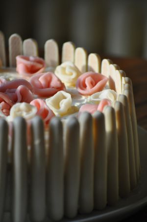 Gâteau d'anniversaire déco bonbons (génoise-pâte à tartiner à la noisette)  - Caouète aux fourneaux