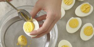 Recette I Finally Tried This Incredible Hack for Easy-Peel Hard-Boiled Eggs—and I'll Never Go Back