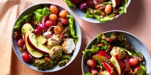 Recette Apple-Grape Salad with Pecan-Crusted Goat Cheese