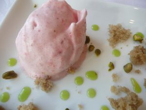 Recette Sorbet aux fraises et tomates, lime curd, pistaches, et sponge cake au thé vert : Pauvre Belgique