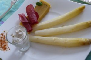 Recette Asperges crème à la truffe, polenta basilic et bresaola