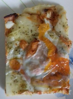 Recette Pizza moelleuse et crémeuse à la tomate au thym citron, burrata, jambon blanc, oeuf et origan