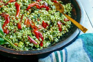 Recette Salade de couscous israélien aux courgettes et poivrons rôtis, vinaigrette au persil