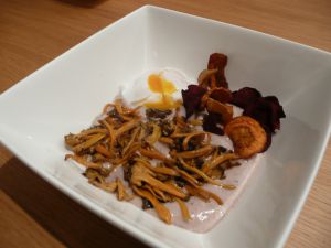 Recette Mousse de riz violet, chanterelles, œuf poché et chips de légumes : le complexe du beau-père bricoleur