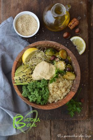 Recette Green buddha bowl {quinoa, kale, choux de Bruxelles rôtis aux noisettes, cranberries & érable} #vegan