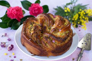 Recette Babka crème amande, pistaches et roses