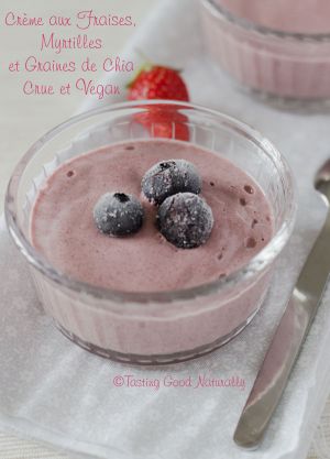 Recette Crème aux fraises, myrtilles et aux graines de chia #vegan #cru