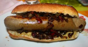 Recette Hot dog vegan à la saucisse à la bière tofurky et au confit d'oignons & poivrons