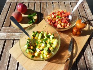 Recette Duo de salades estivales : ... concombre-nectarine-menthe ... et ... tomate-pêche-basilic