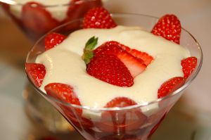 Recette Verrines de fraises et rhubarbe au sirop de sureau à la mousse de mascarpone