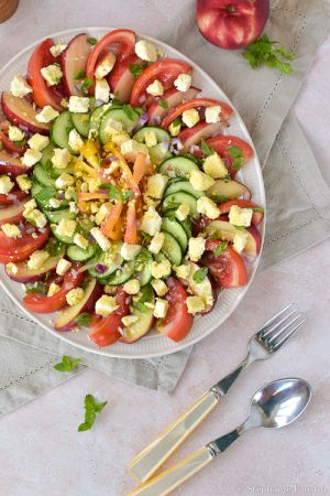Recette Salade de tomates anciennes, nectarine, concombre et feta végane