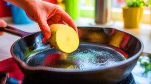 Recette Astuce incroyable : utiliser une pomme de terre pour dégraisser une poêle