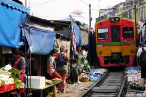 Recette Maeklong railway market, le marché sur la voie ferrée en Thaïlande