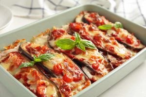 Recette Gratin d’aubergines à la mozzarella et tomate : Un délicieux plat méditerranéen