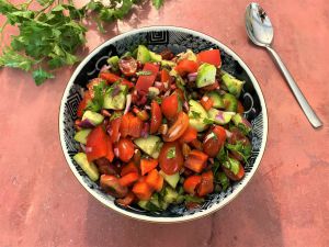 Recette Salade de concombre, tomates cerises, poivron, grenade et amande