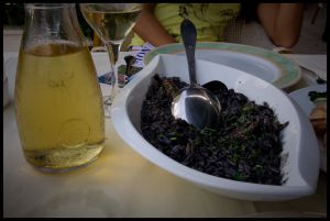 Recette Recette authentique du risotto noir à l’encre de seiche : immersion en Croatie et saveurs de la mer