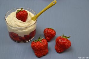 Recette Salade de fraises et crème fouettée à la vanille