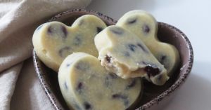 Recette Petits cœurs au chocolat blanc végan à la noix de coco et aux cranberries