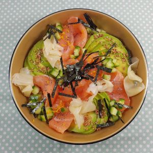 Recette Chirashi au saumon, avocat & concombre