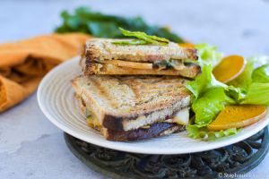 Recette Croque-monsieur à la butternut et aux fanes de betterave {végan}